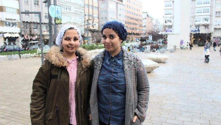 Nour e Zhour dúas irmás sirias que fuxiron da guerra e recomezan a vida en Galiza.