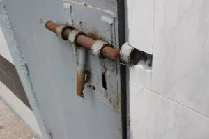 Porta, cárcere.
